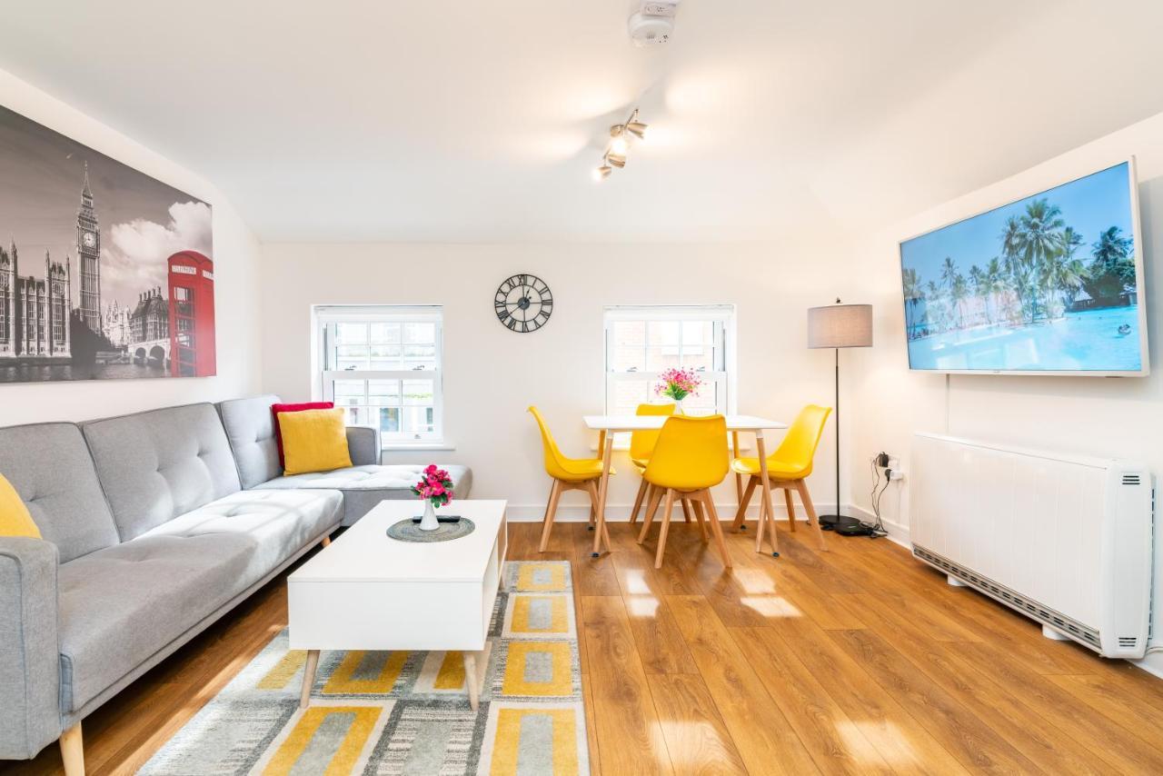 Town Center Apartment With 55” Smart Tv+Netflix Andover Ngoại thất bức ảnh