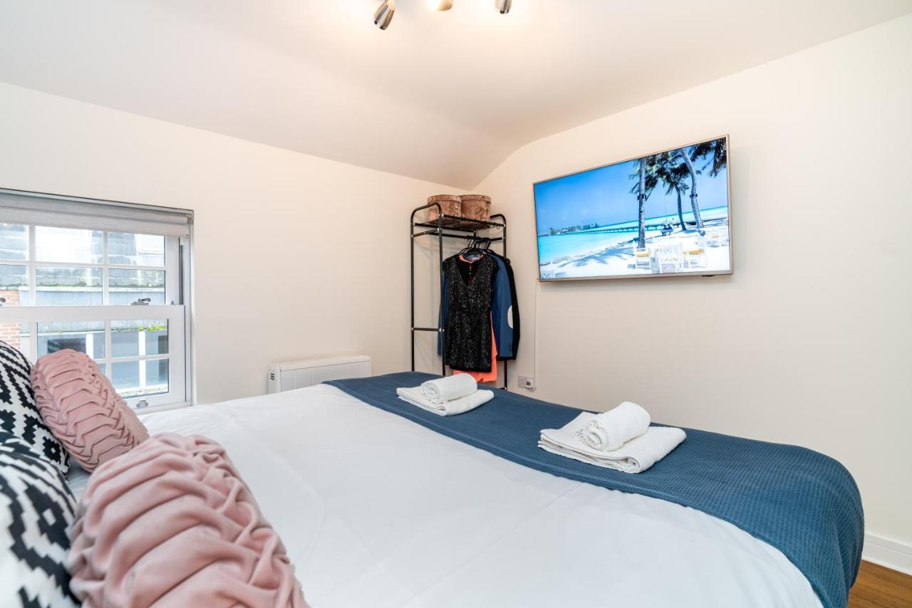 Town Center Apartment With 55” Smart Tv+Netflix Andover Ngoại thất bức ảnh