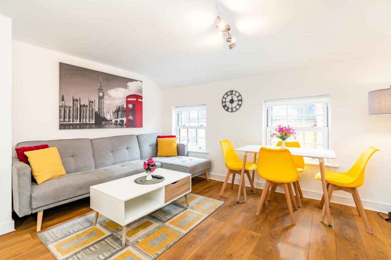 Town Center Apartment With 55” Smart Tv+Netflix Andover Ngoại thất bức ảnh