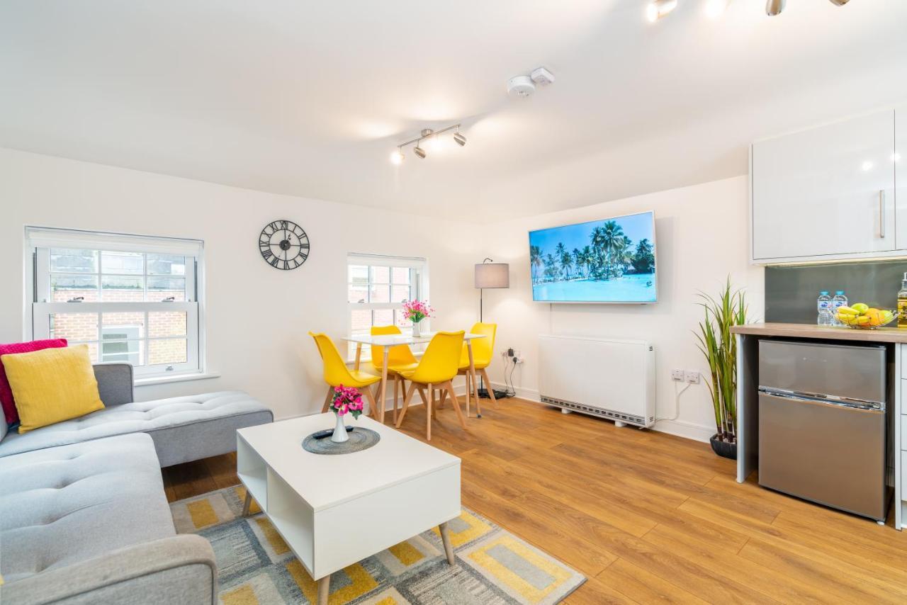 Town Center Apartment With 55” Smart Tv+Netflix Andover Ngoại thất bức ảnh
